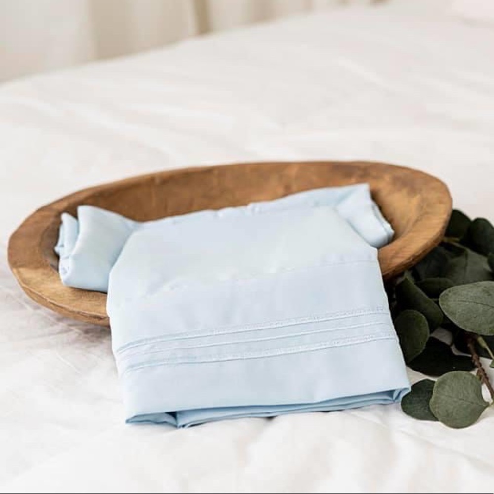 ✨SALE✨Queen 4pc Baby Blue Bedsheets - Picture 2 of 6